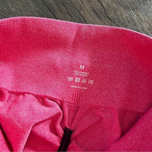 NVGTN Scrunch Seamless Leggings – Fuchsia Hot Pink — Size Medium - Picture 4 of 5